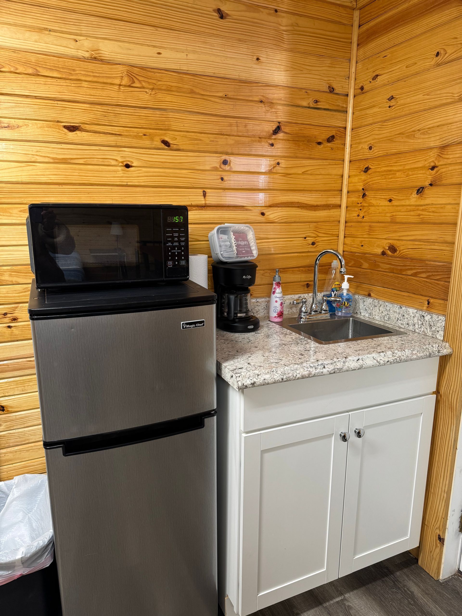 kitchenette in rainbow house suite 2 copper johns resort