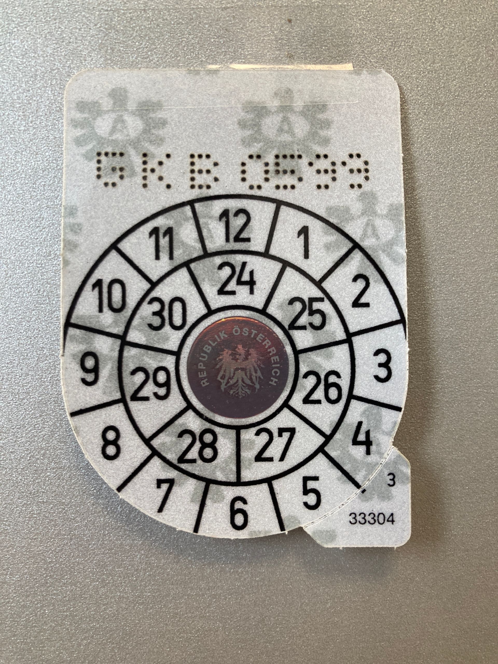 Eine Nahaufnahme eines Aufklebers der 57a Überprüfung