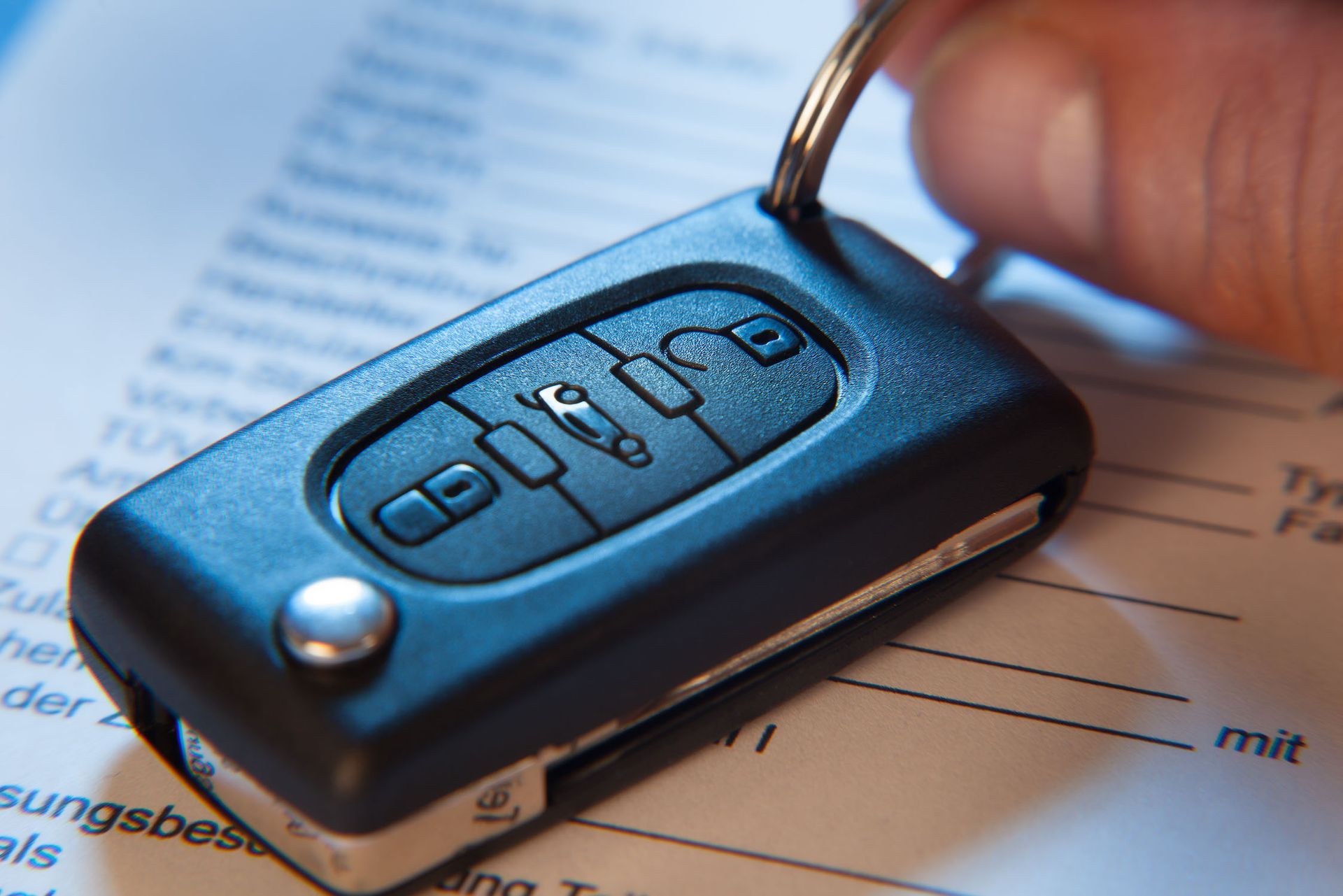 Nahaufnahme einer Person, die einen Autoschlüssel hält