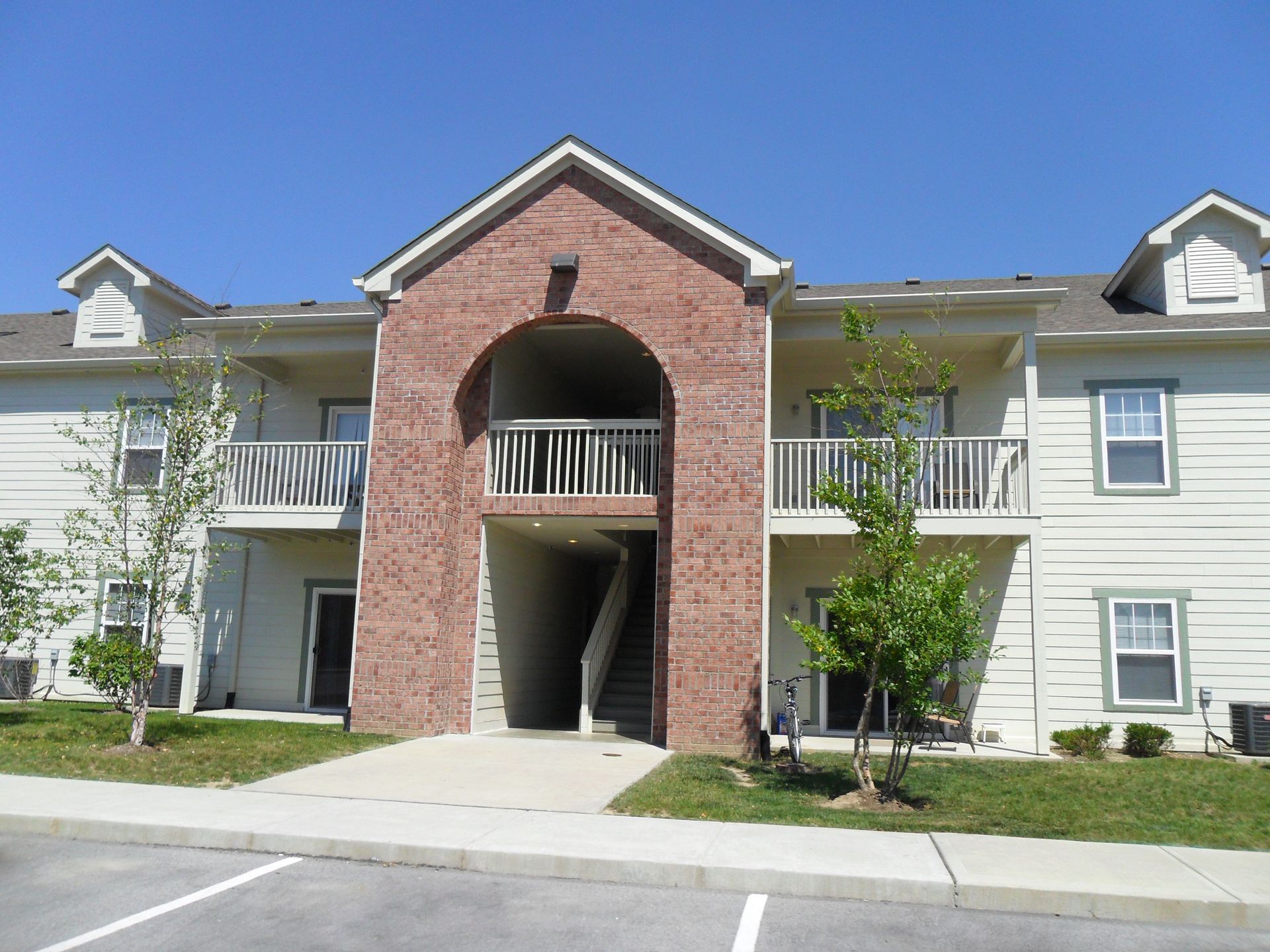 A large apartment building with stairs leading up to the second floor