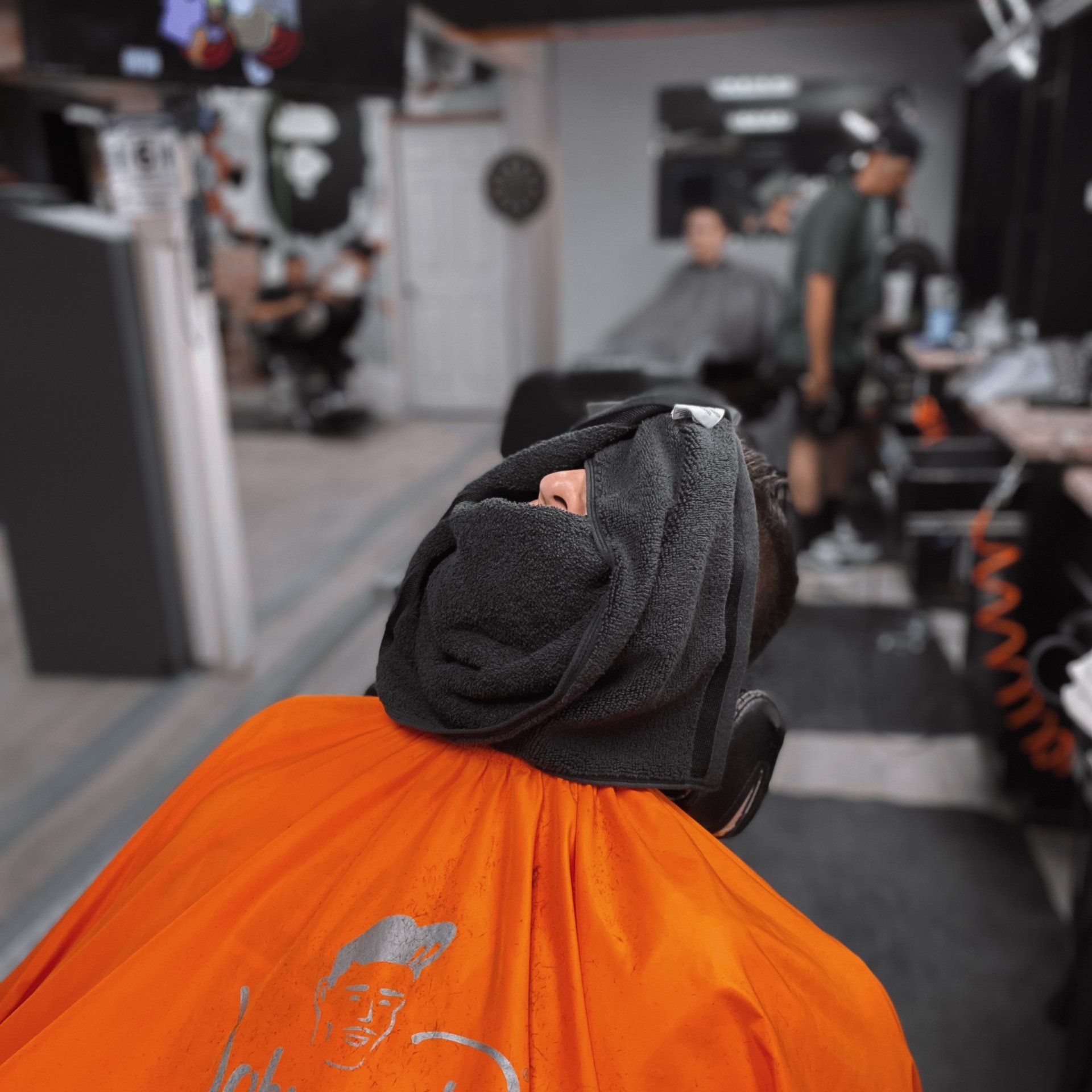 Client receiving hot towel service