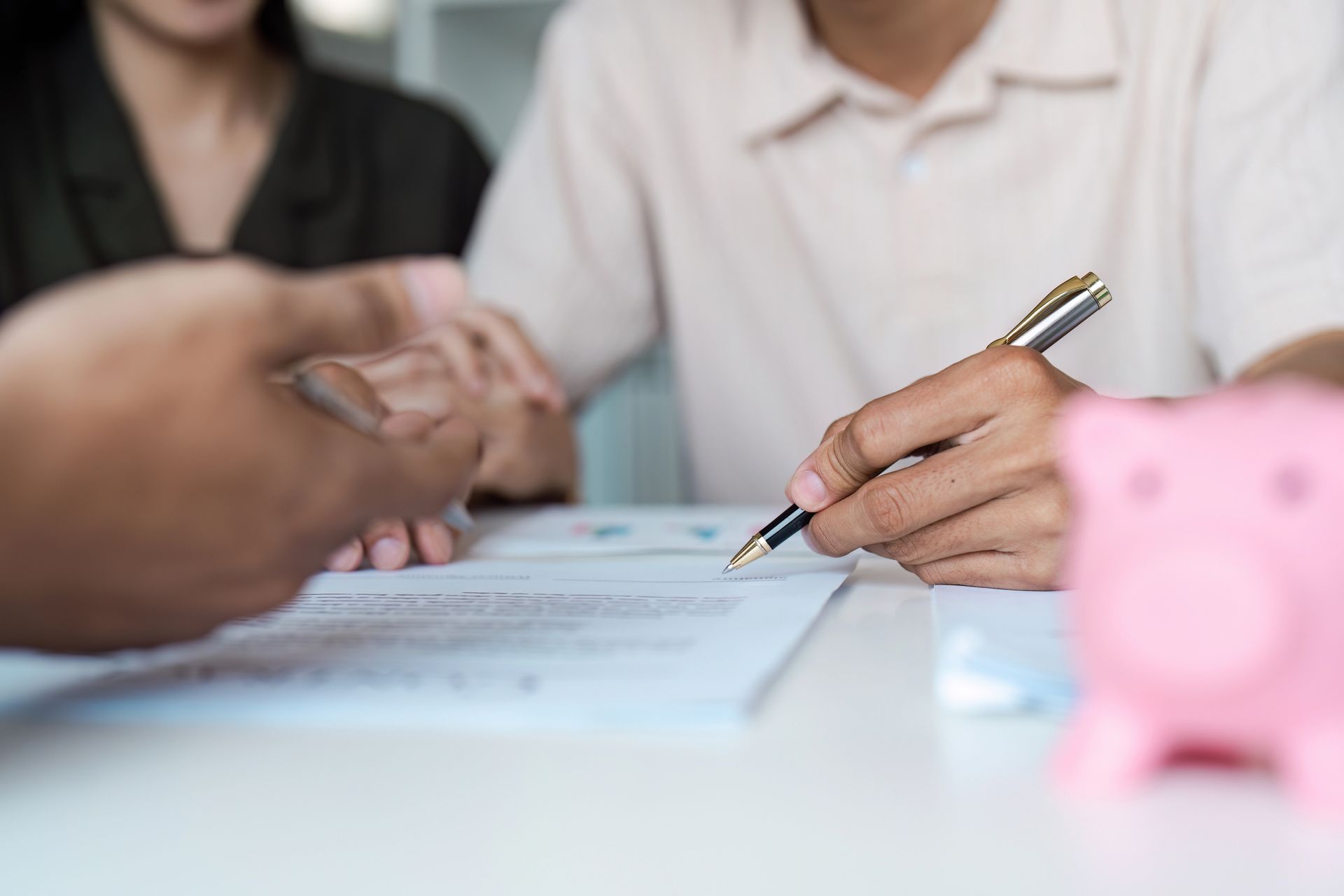 donna con penna in mano