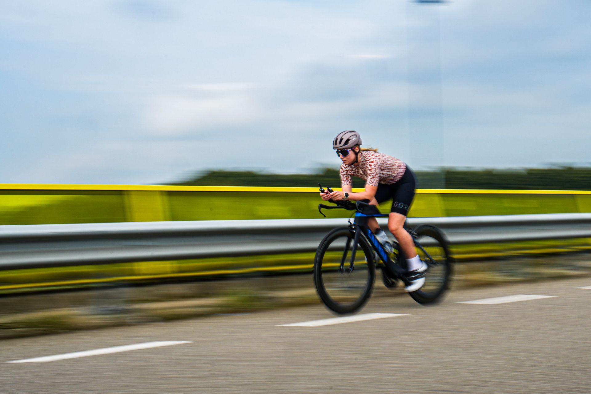 Een man fietst op de snelweg.