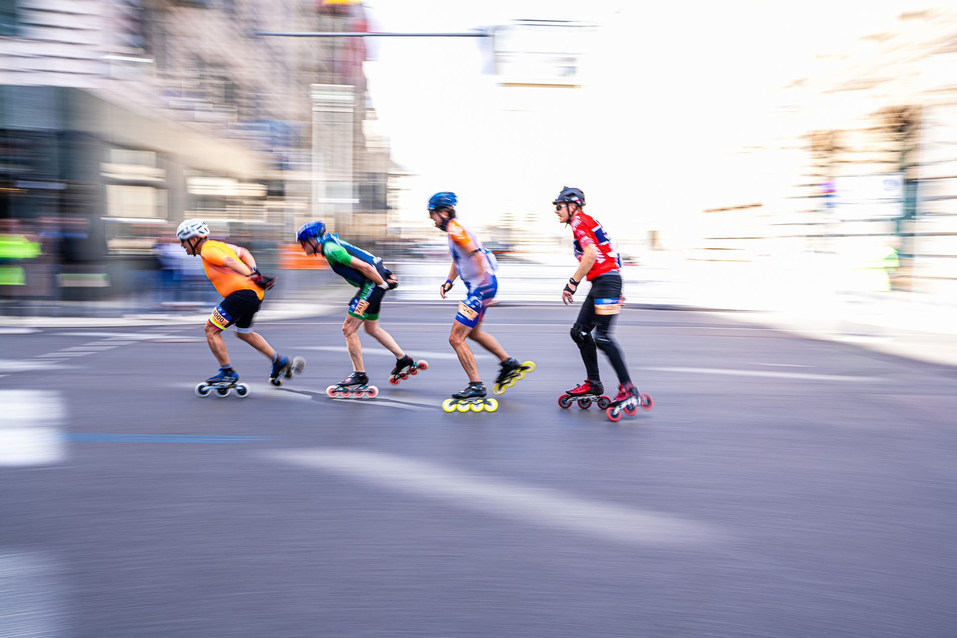 Een groep mensen rolschaatst door een stadsstraat.