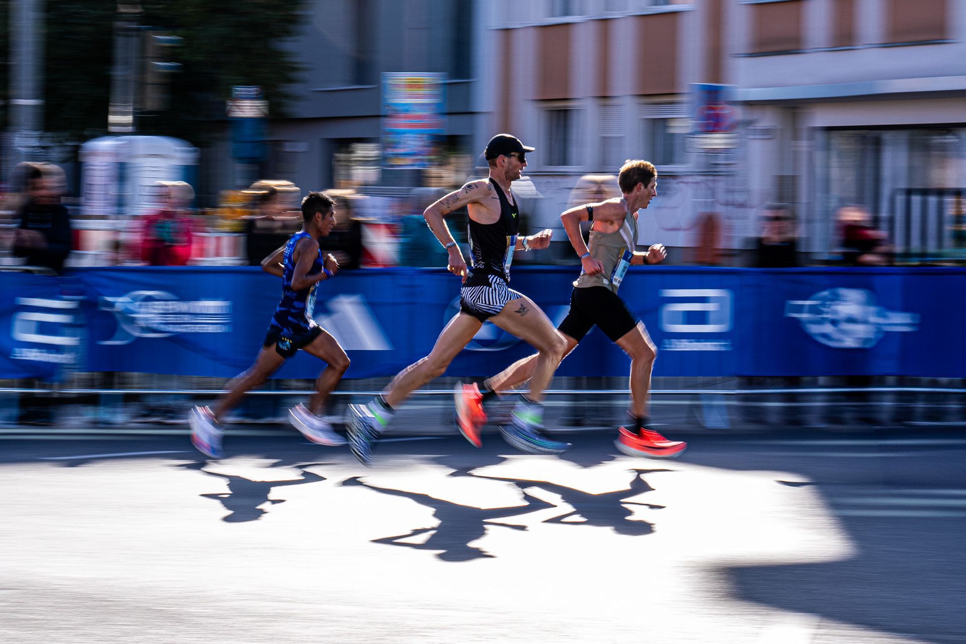 Een groep mannen rent een marathon in Berlijn