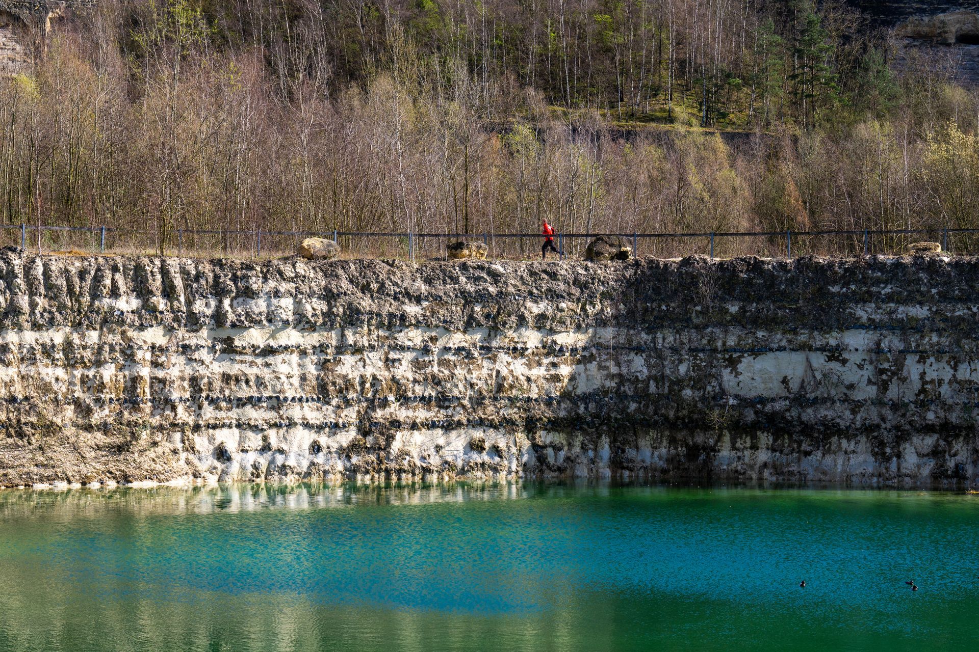 Een paar mensen staan naast een watermassa.