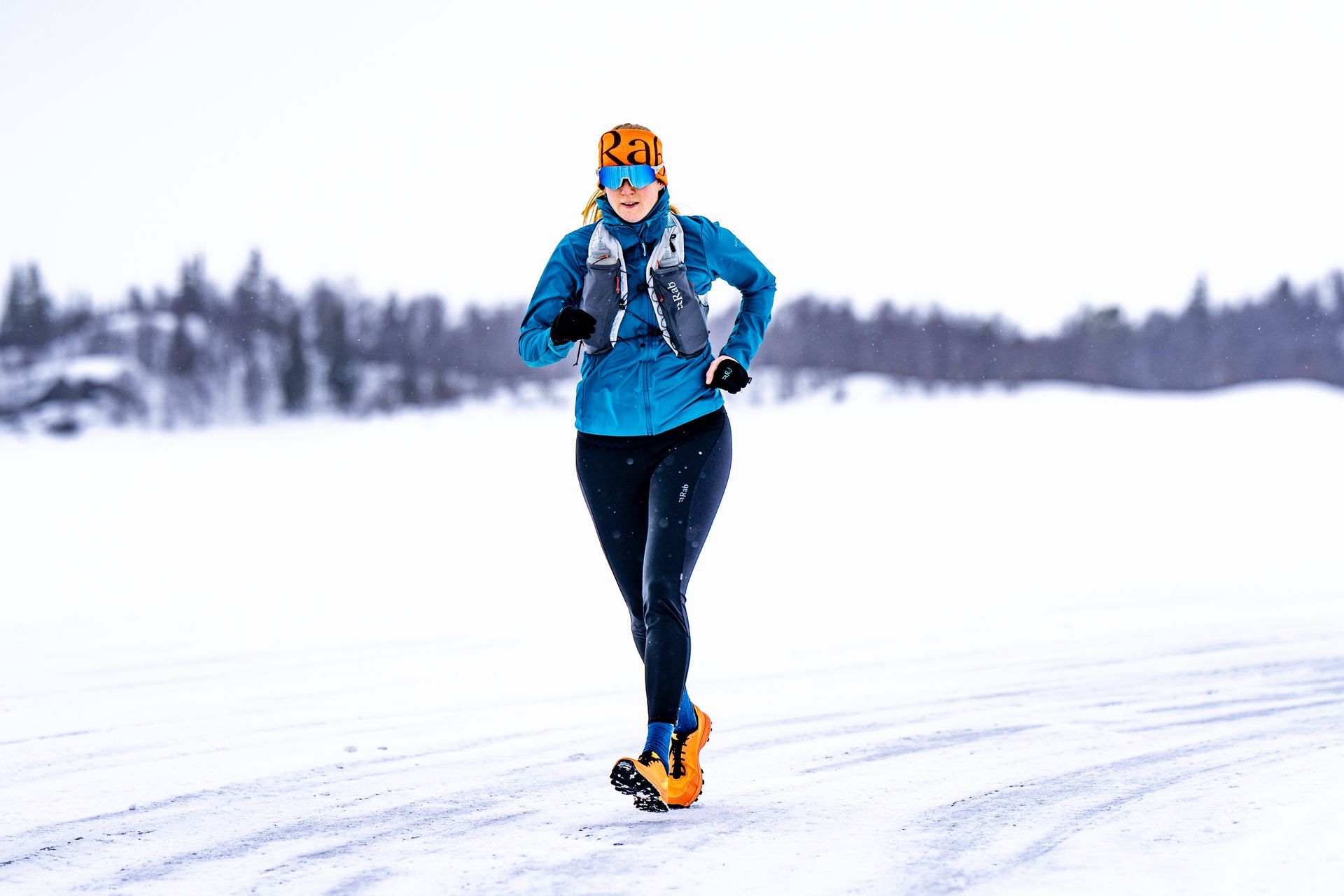 Iemand rent in de sneeuw.