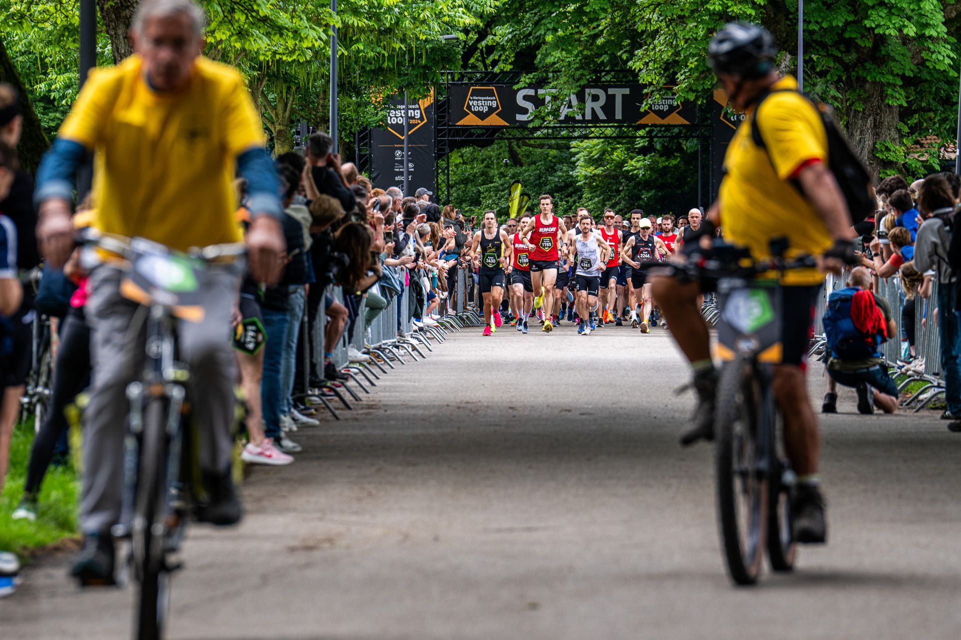 Een groep mensen fietst over een weg.