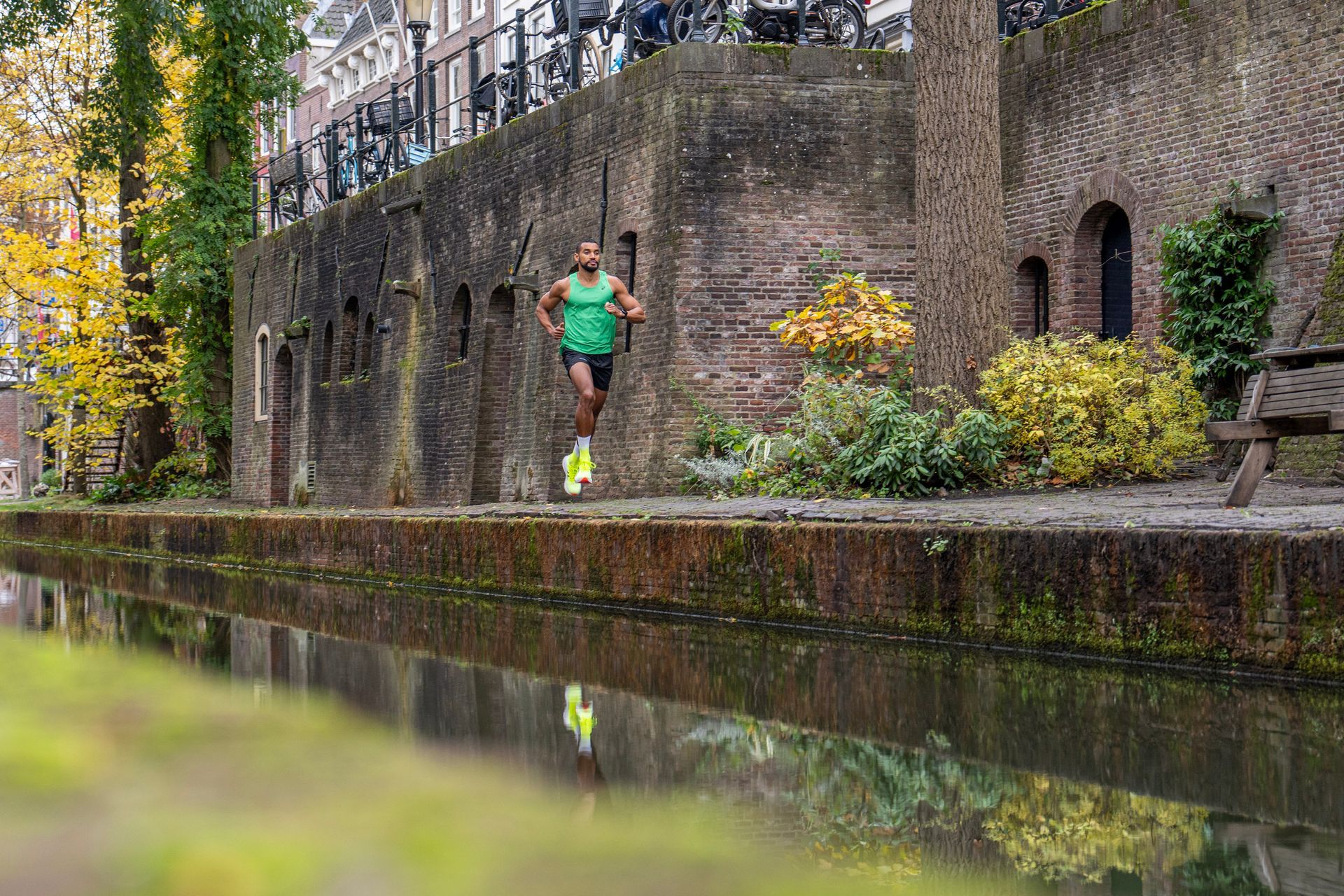 Jonathan van de Asics Frontrunners tijdens een shoot in Utrecht