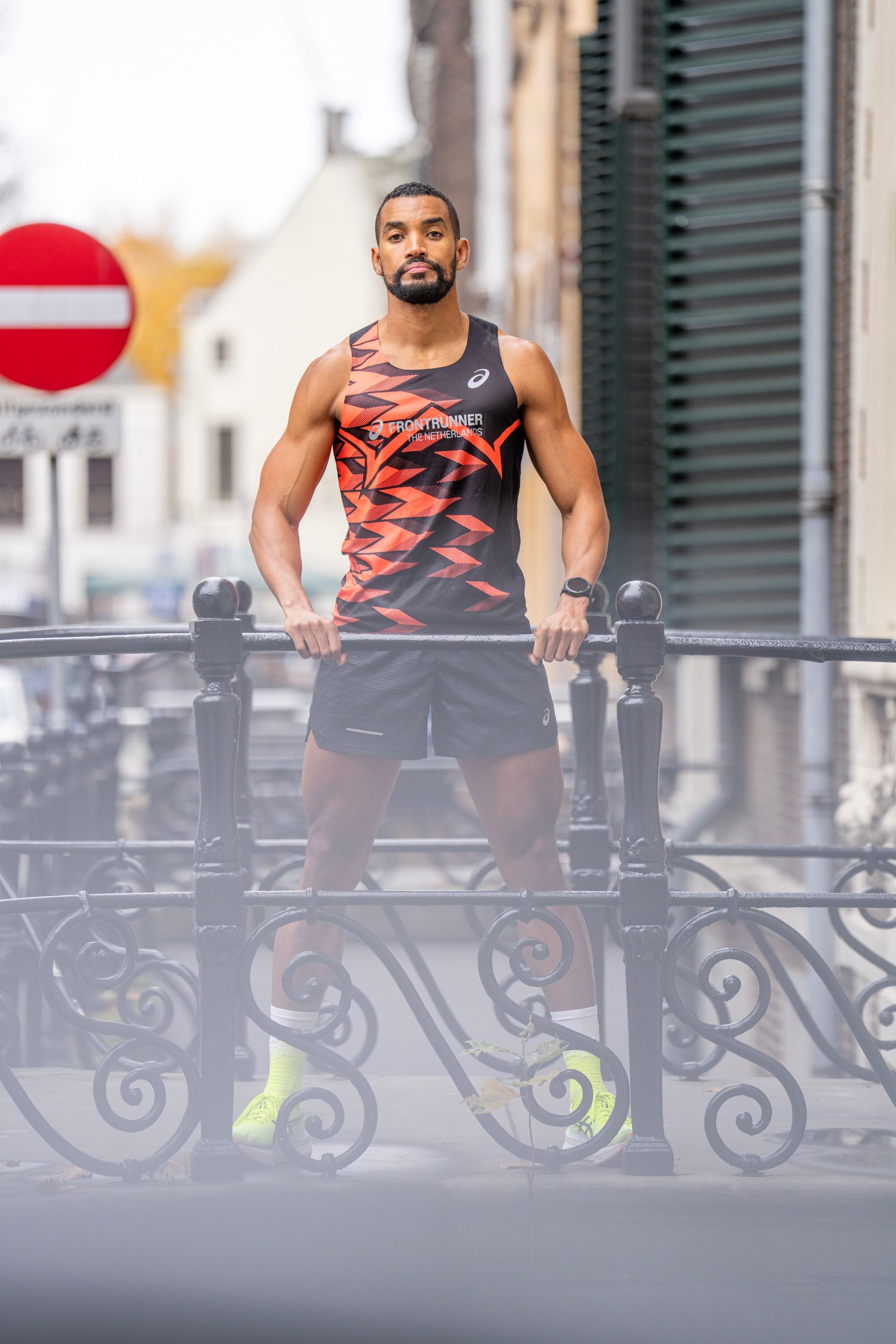 Jonathan van de Asics Frontrunners tijdens een shoot in Utrecht