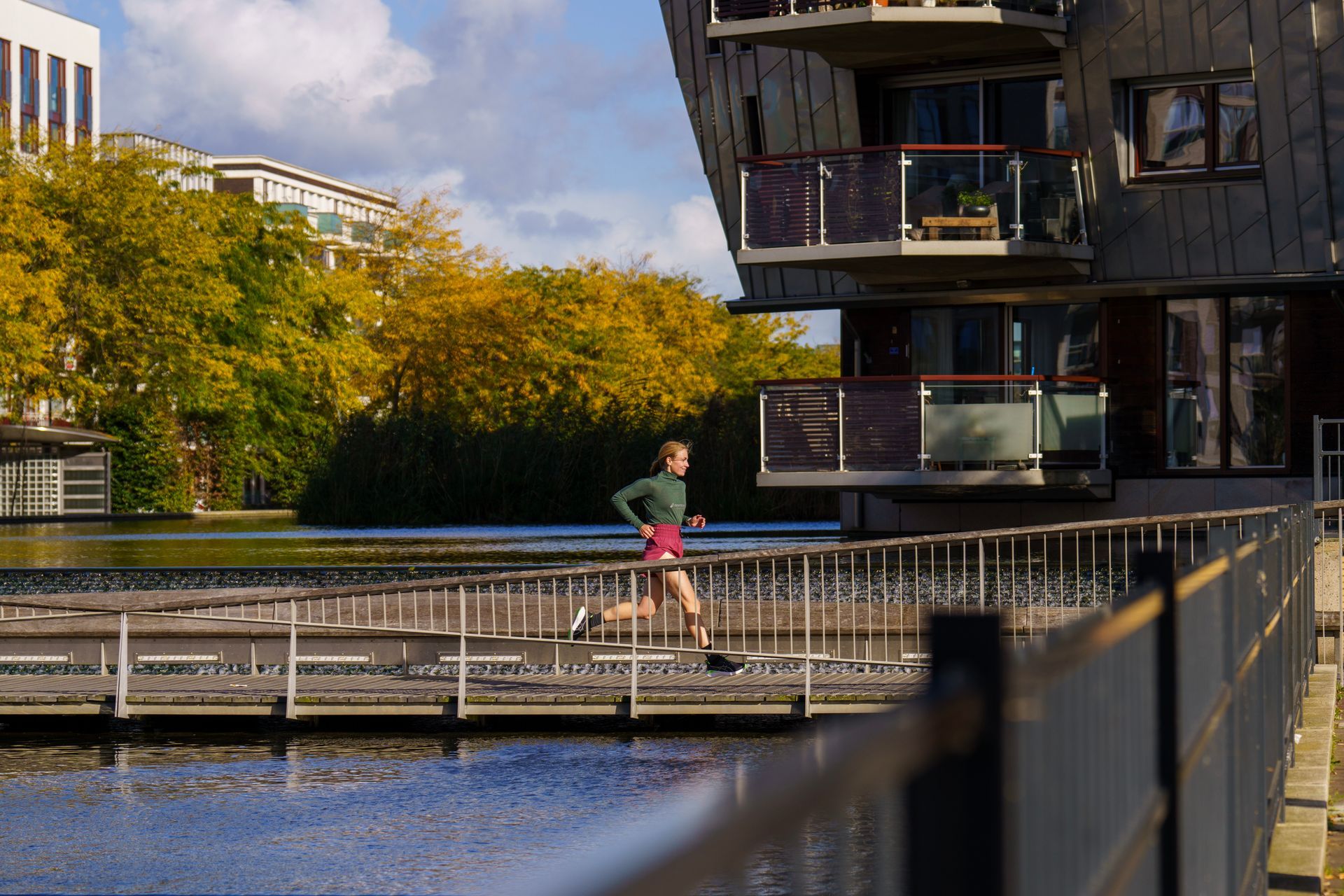 Iemand rent over een brug over een watermassa.