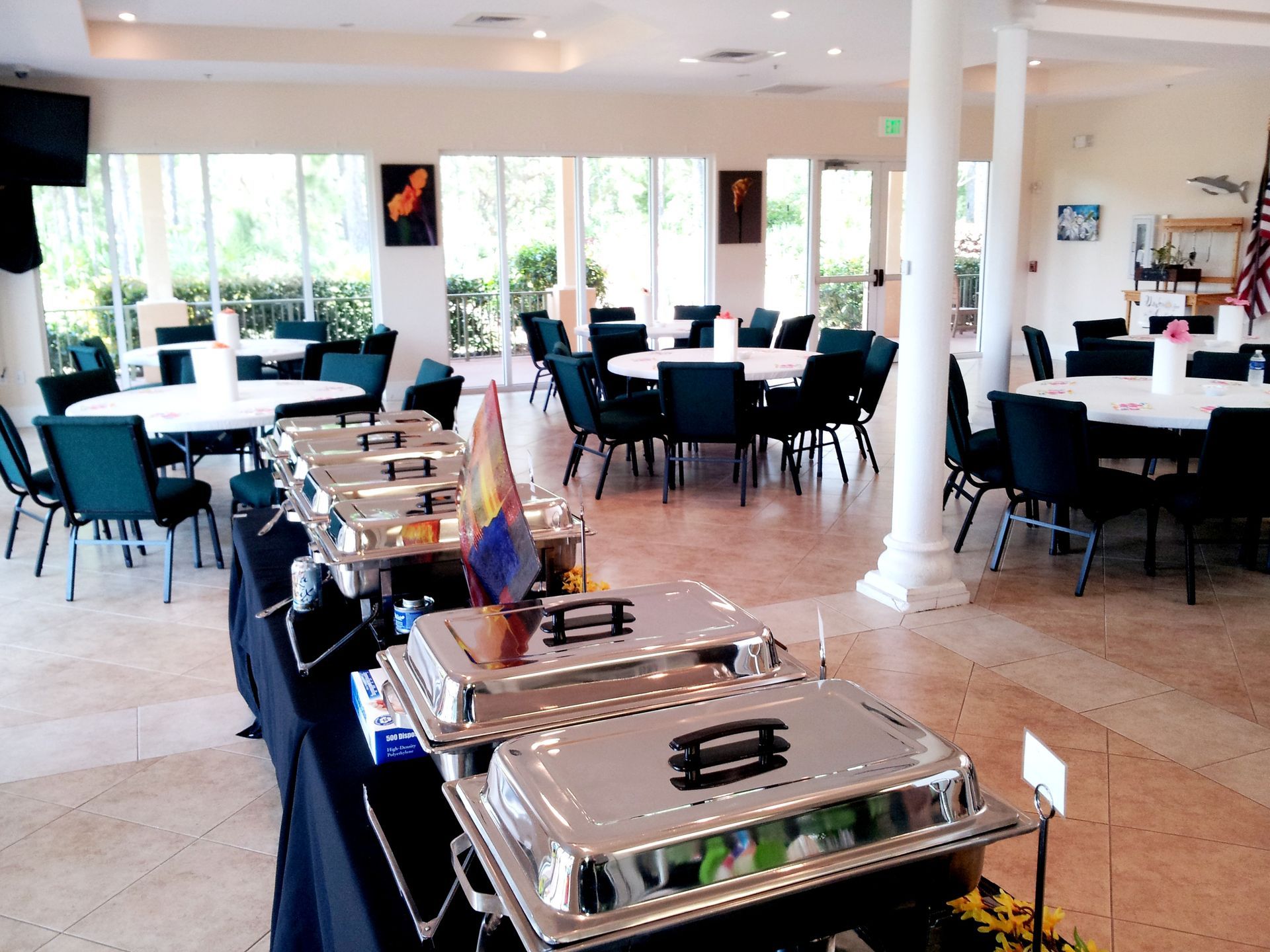 A large room with a lot of tables and chairs