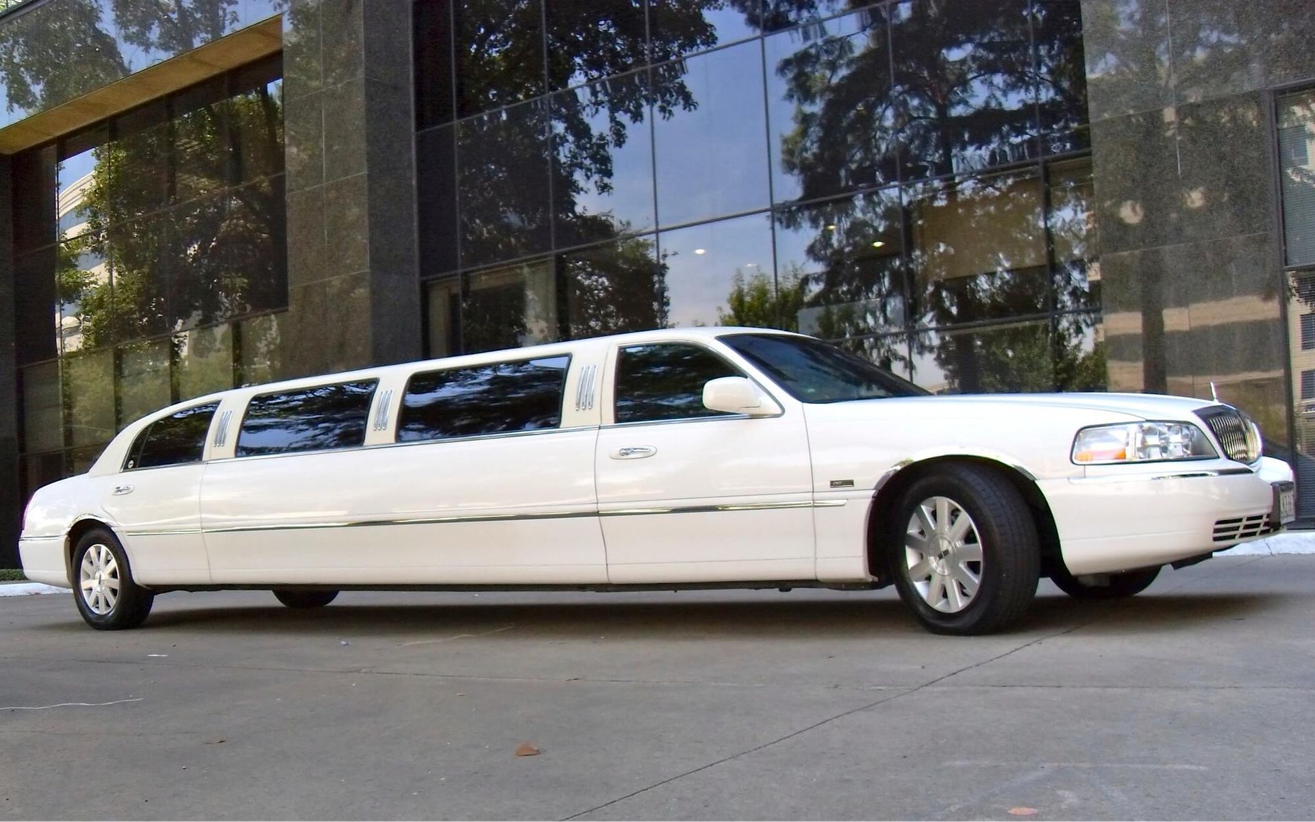 white stretch town car limo rental