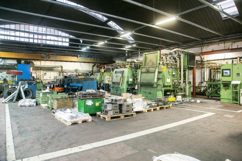 macchinari magazzino interno azienda