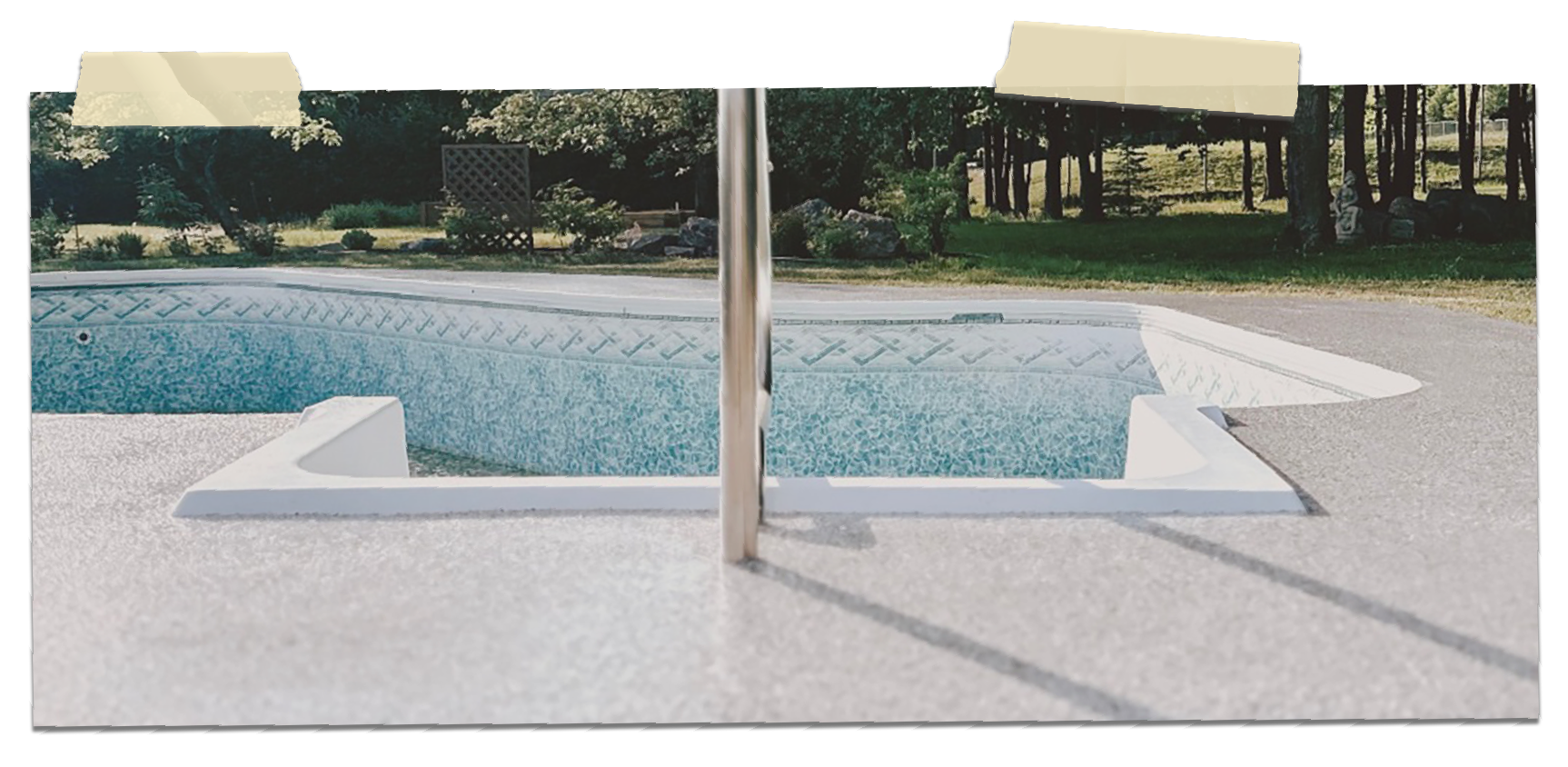 Une photo d'une piscine est collée sur un mur