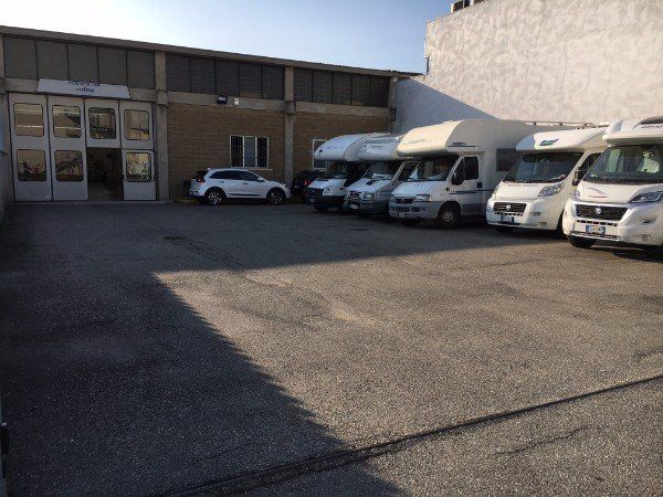 Camper in un parcheggio