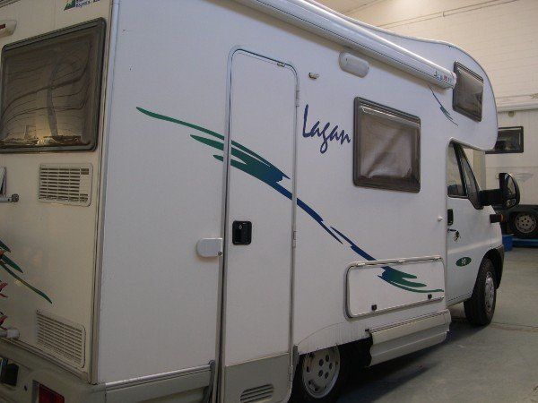 Fincata di camper dopo ricostruzione