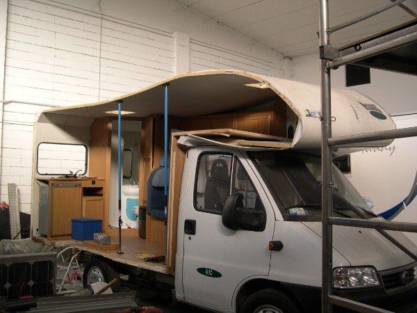 Camper in ricostruzione