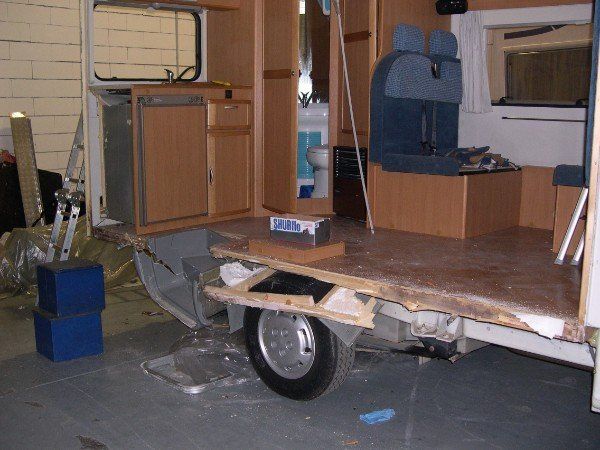 Dettaglio di camper in riparazione