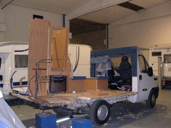 Vista posteriore di camper in riparazione