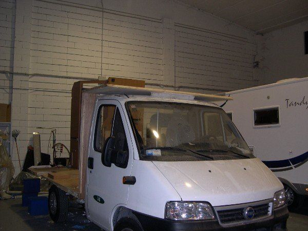 Vista frontale di camper in riparazione