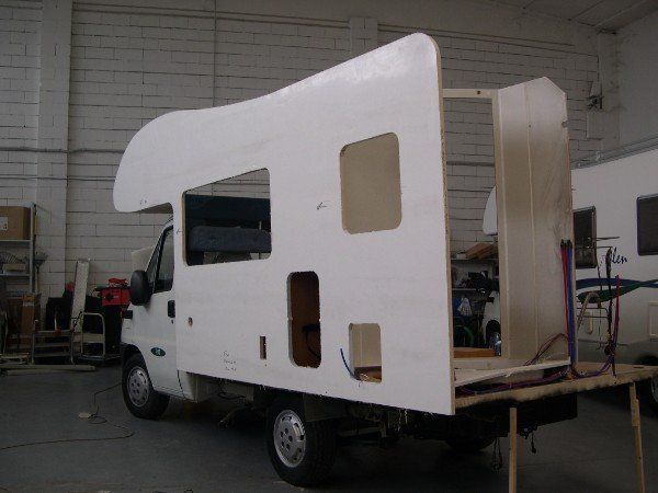 Vista laterale di camper in riparazione