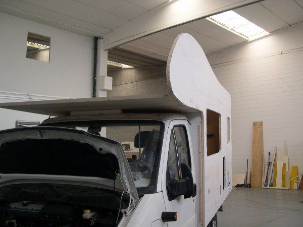 Un camper in riparazione