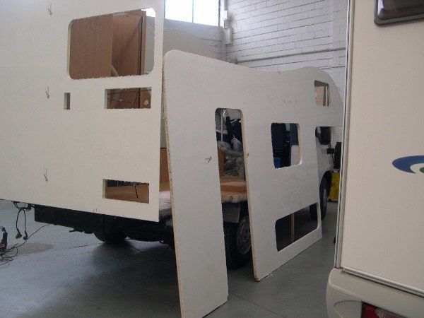 Camper durante riassemblaggio