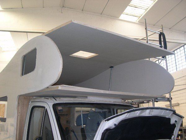 Dettaglio della parte superiore di un camper