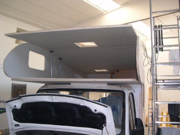 Dettaglio frontale di camper durante riassemblaggio