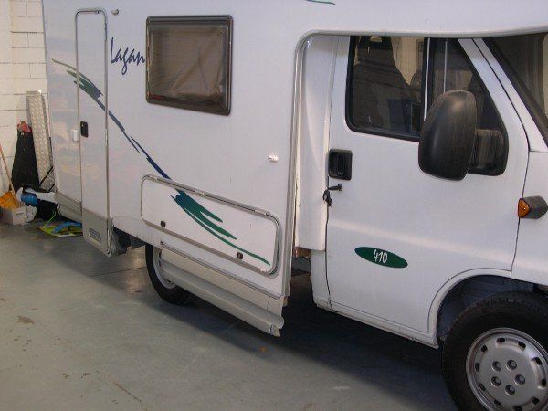 Dettaglio della fincata di una camper ricostruita