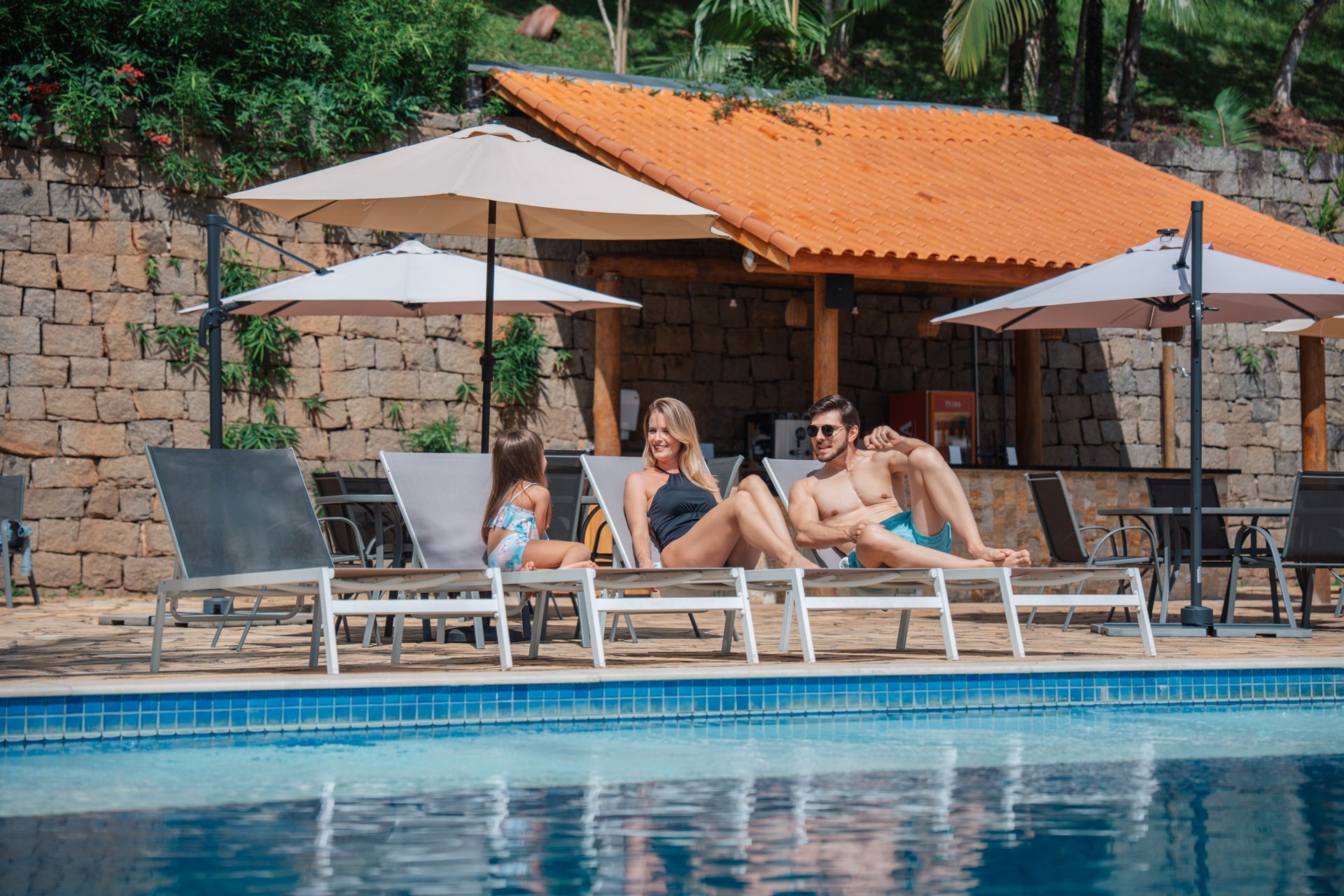Uma vista aérea de uma grande piscina cercada por palmeiras.