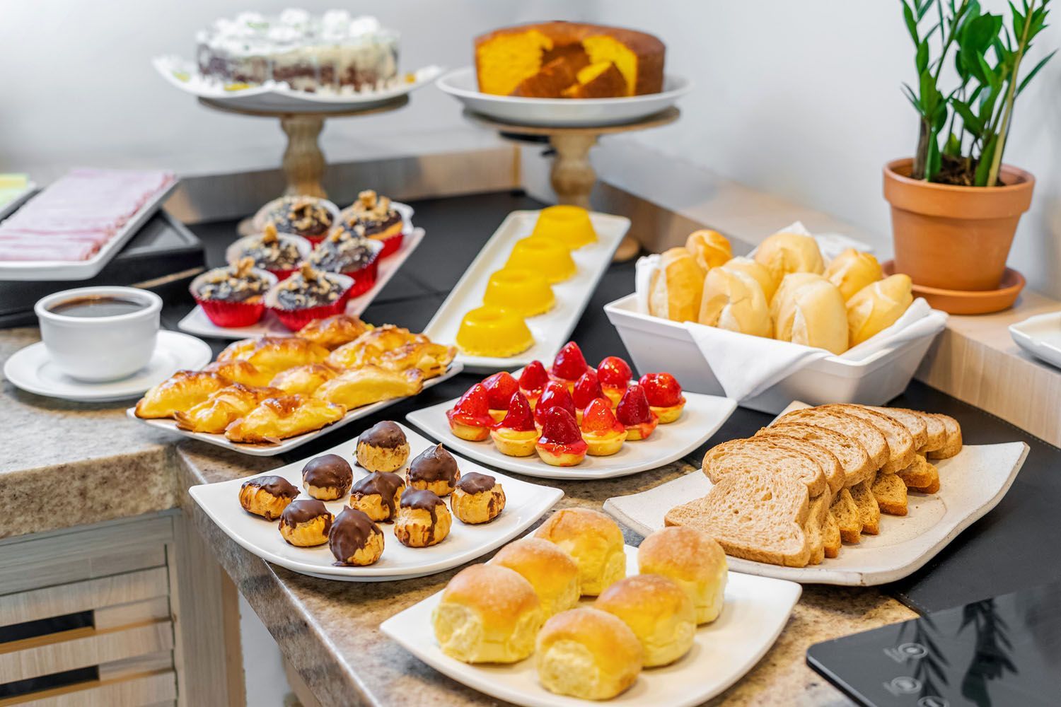 Há muitos tipos diferentes de comida na mesa.