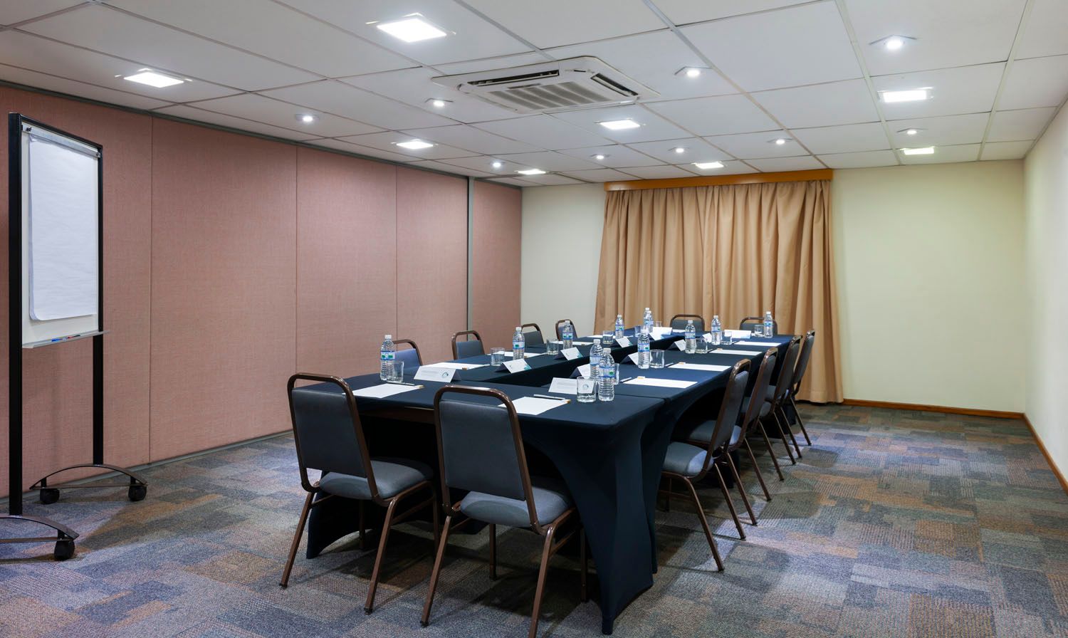 Uma sala de conferências com uma mesa longa e cadeiras