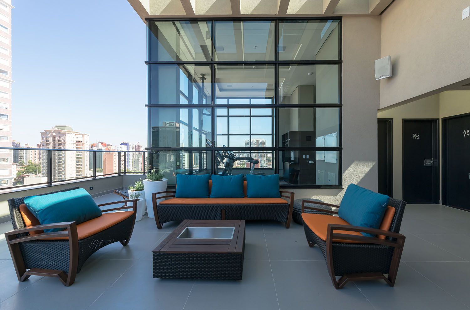 Uma sala de estar com um sofá, cadeiras e uma mesa.