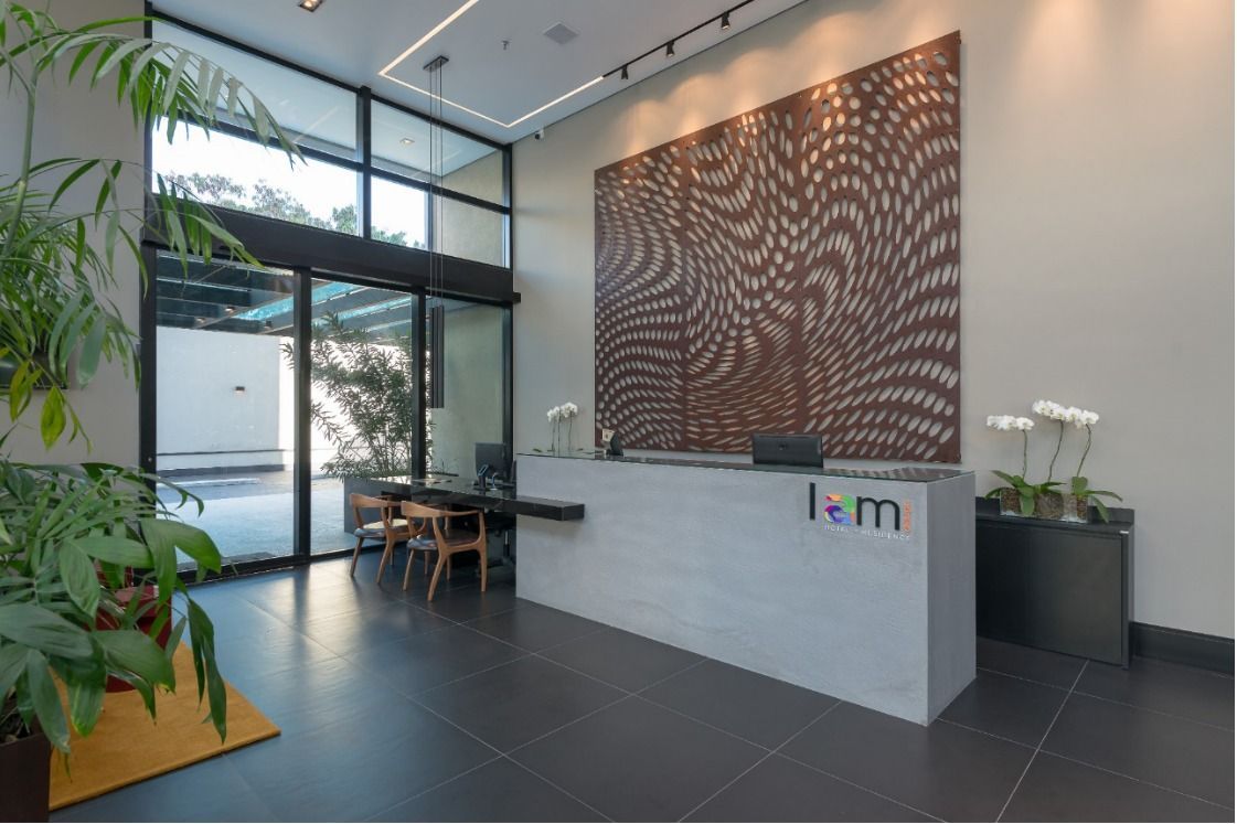 Um lobby com uma grande pintura na parede e um balcão de recepção.