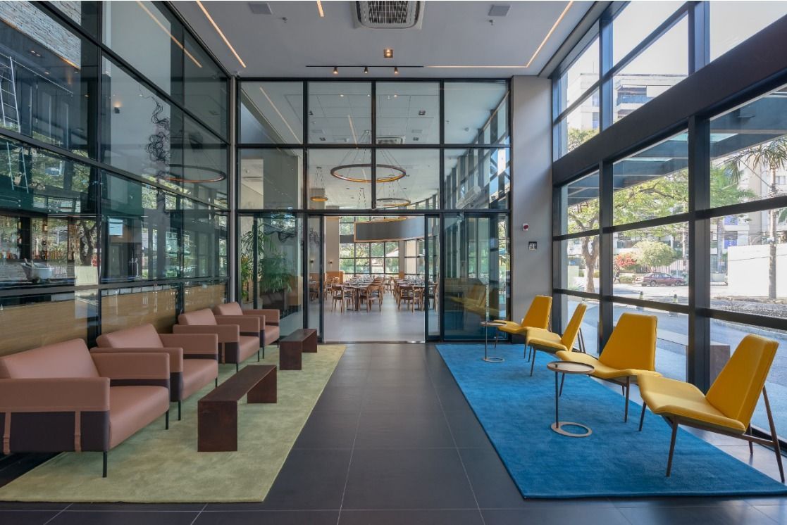 Um lobby com muitas janelas e cadeiras