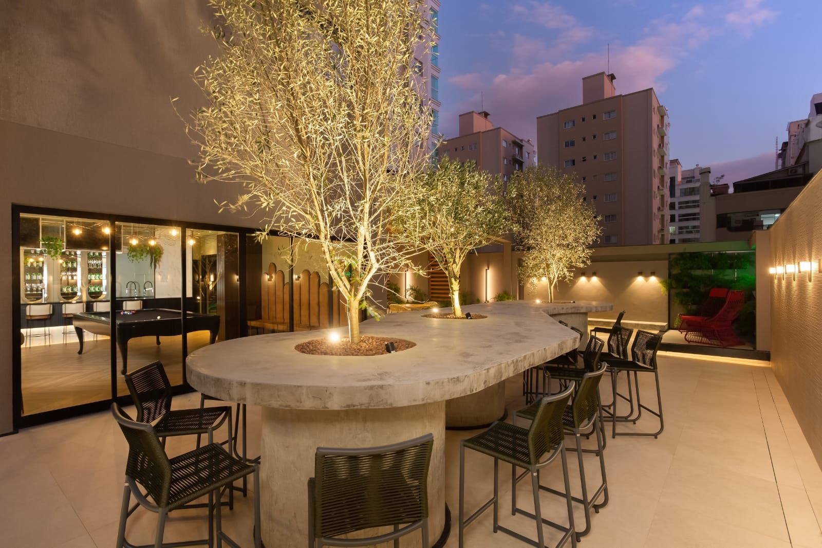 Impressão artística de um pátio com mesa e cadeiras.