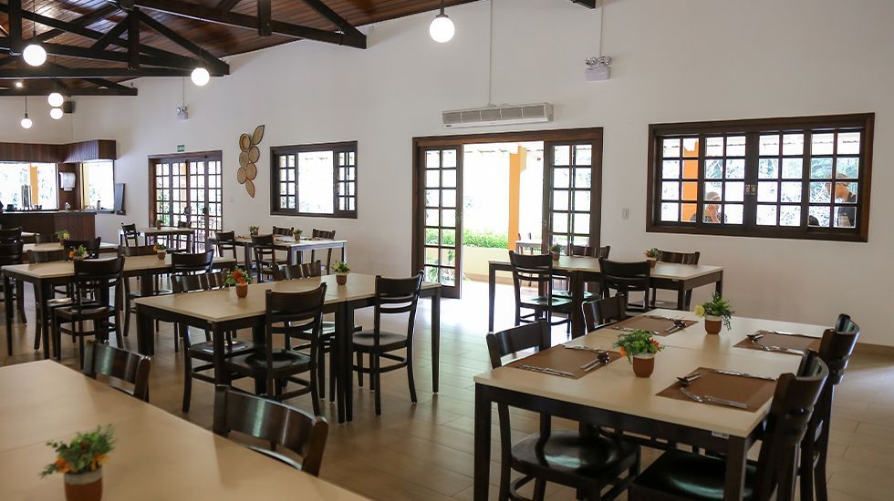 Uma sala grande com mesas e cadeiras