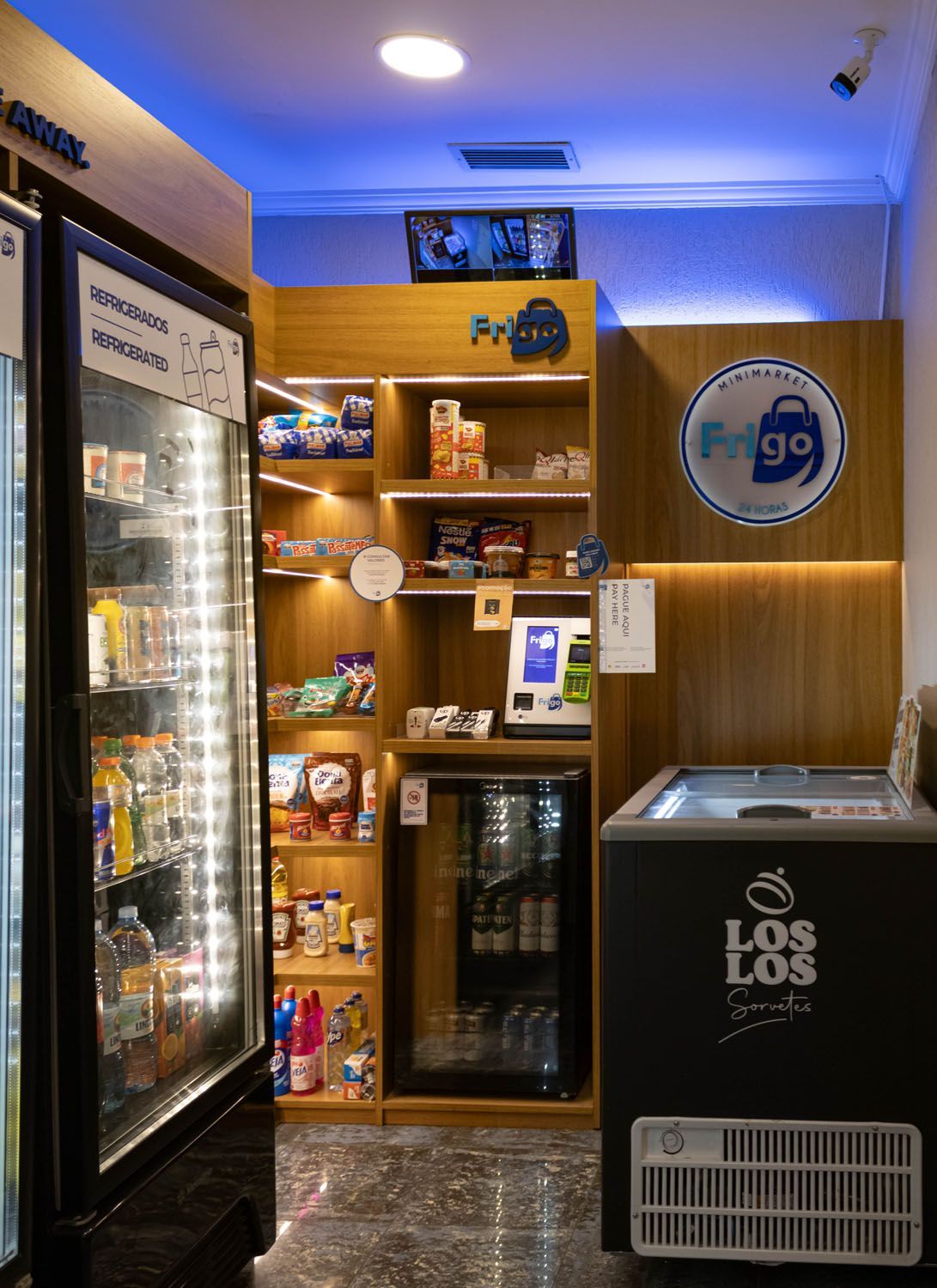 Uma loja cheia de geladeiras e prateleiras.