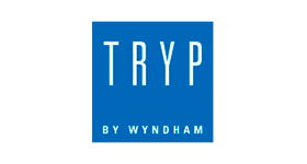 Um logotipo azul tryp by wyndham em um fundo branco