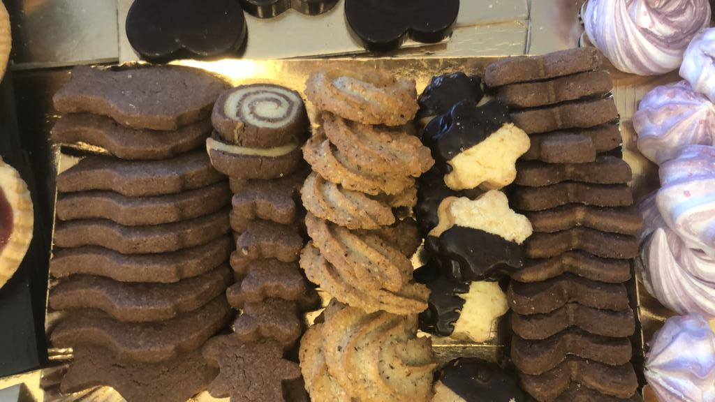 vassoio con pasticcini gelateria al 19