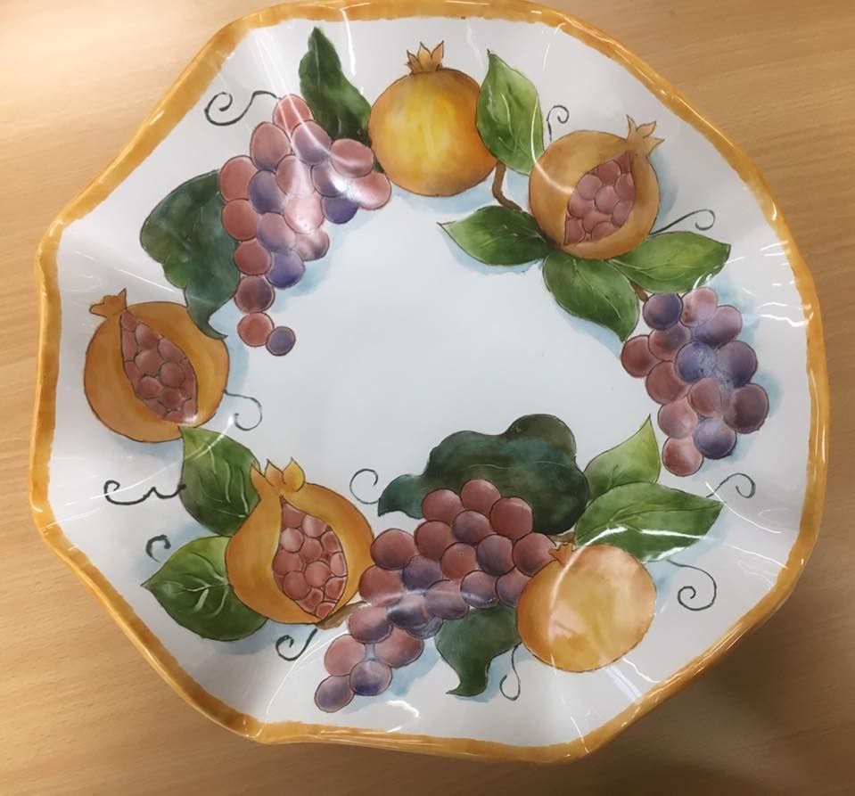 Piatto in ceramica con frutta disegnata
