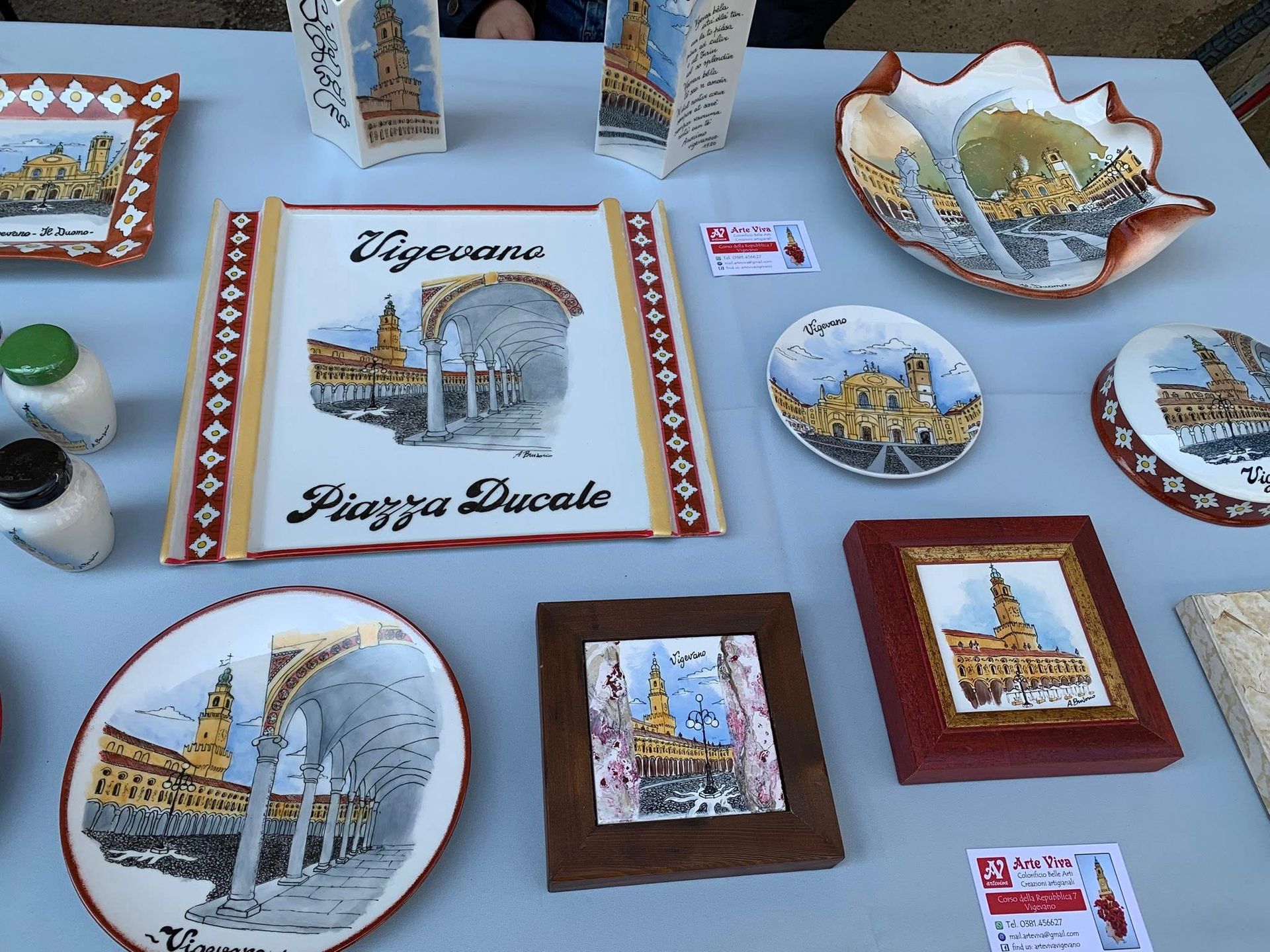 Articoli in porcellana raffiguranti monumenti di Vigevano