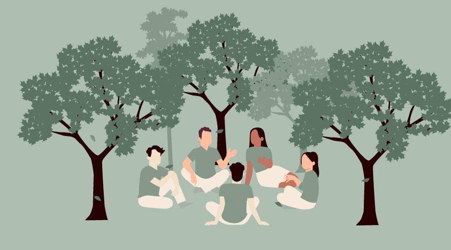 Eine Familie geht Händchen haltend einen Weg im Park entlang.