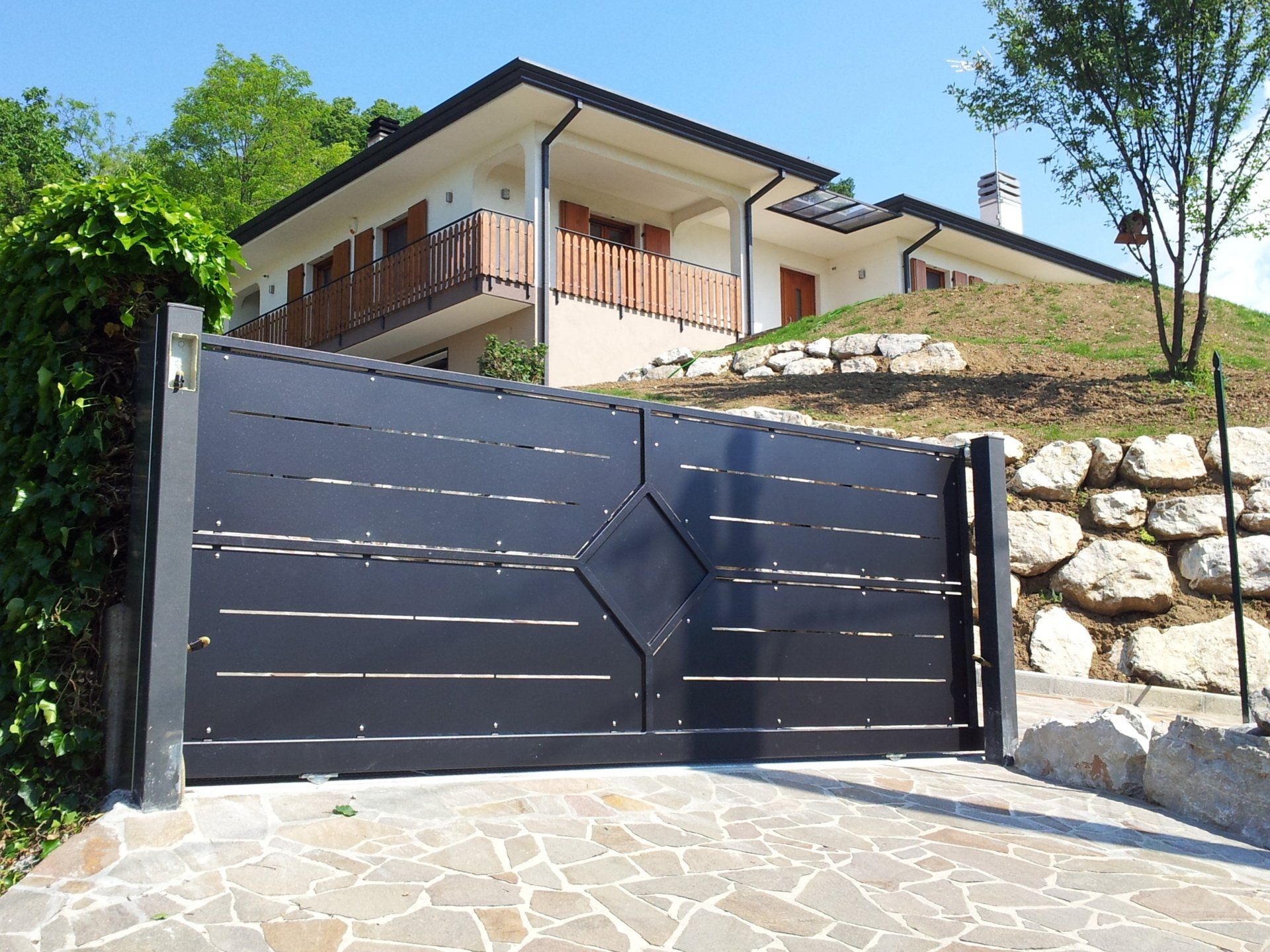 cancello in ferro nero