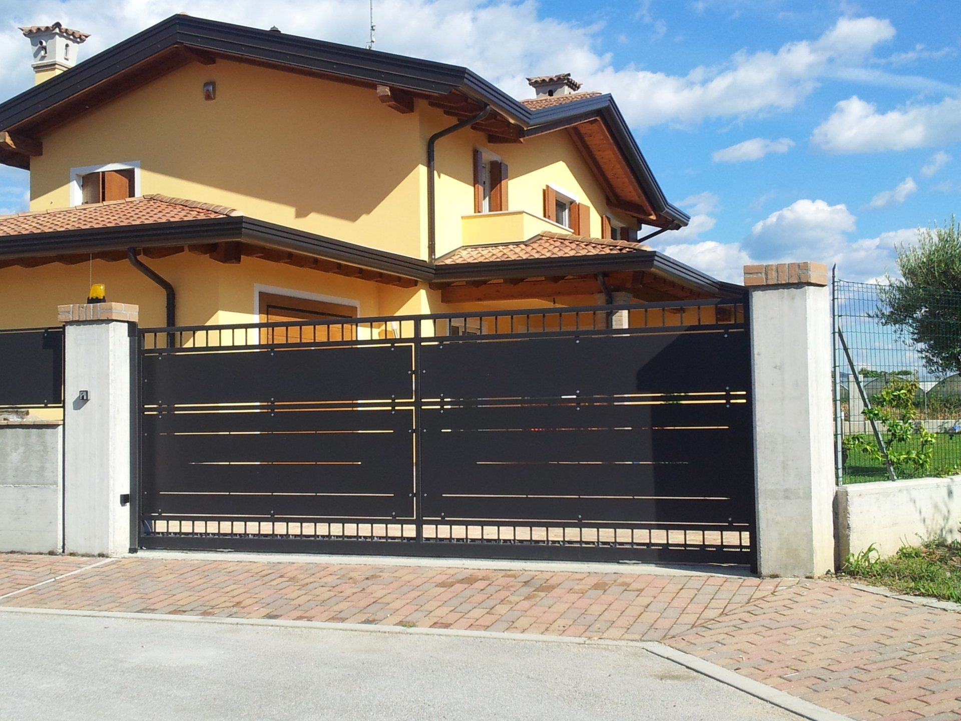 cancello in ferro a righe orizzontali