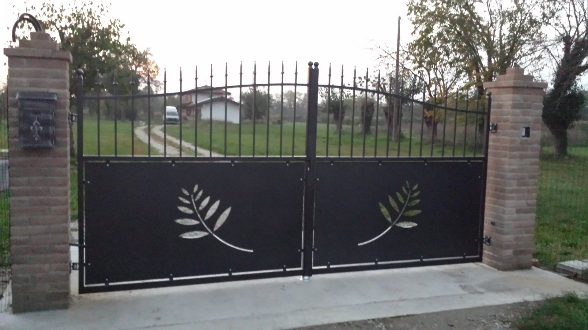 cancello con spighe di grano