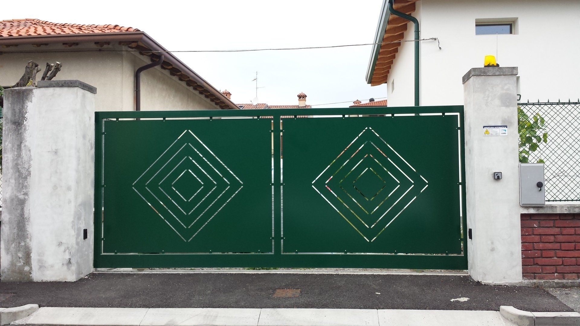 cancello verde con quadrati