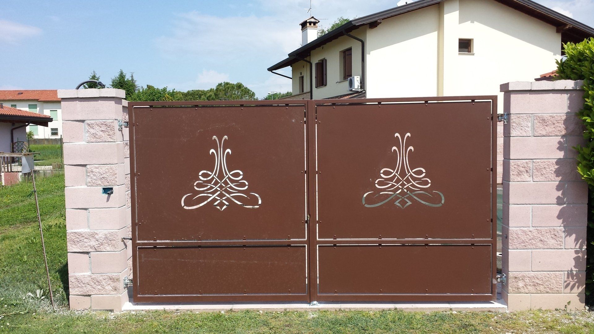 cancello rosso con disegni